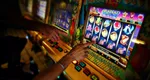 Un tânăr a distrus o sală de jocuri de noroc, supărat că prietenul său a pierdut banii la păcănele