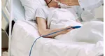 Bătrână infectată cu covid-19 în spital. Femeia sunase la 112 de teamă că va fi abandonată de cadrele medicale în salon