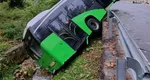 Autobuz răsturnat în râpă, la Braşov. Maşina a plecat singură de pe loc, după ce şoferul a coborât de la volan
