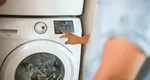 Folosește apa oxigenată atunci când îți speli hainele. Ucide toți microbii, nu e toxică și te scapă de cele mai urâte pete