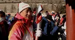 Flacăra olimpică a fost purtată pe Marele Zid Chinezesc de actorul Jackie Chan. Prezentarea  sportivilor români prezenţi la JO 2022