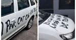 Maşină vandalizată după ce şoferul a blocat accesul într-o curte. Mesajul scris pe capota autoturismului cu vopsea neagră