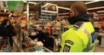 Încă un poliţist prins la furat în magazin. A vrut să plece cu deodorante şi parfumuri scumpe
