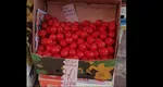 Banalele roşii au ajuns produse de lux! „Nu atingeți roșiile!”, anunţul hilar pus de un comerciant pe produsele vândute cu 40 de lei kilogramul