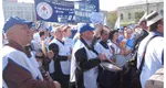 Profesorii protestează în Piaţa Victoriei. Dascălii cer salarii mai mari
