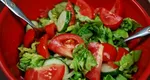 Salata de roşii după reţeta lui Radu Anton Roman. Este perfectă pentru zilele caniculare de vară