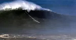 VIDEO care îţi taie răsuflarea! Un neamţ s-a dat cu surful pe cel mai înalt val cucerit vreodată