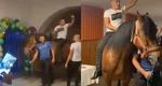 Viralul zilei, imagini desprinse din filme: Petrecere de majorat cu calul în căminul cultural