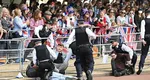 Incident la Jubileul Reginei. Protestatarii au spart barierele de securitate chiar în timpul paradei VIDEO