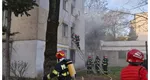 Incendiu puternic într-un bloc din Hunedoara. Cinci persoane, printre care şi doi copii, au ajuns la spital