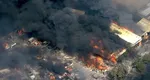 Incendiile fac ravagii de-a lungul unei autostrăzi de lângă Londra. Casele sunt mistuite de foc, fumul gros şi negru acoperă cerul VIDEO