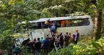 Autocar cu turişti, răsturnat în râpă după ce i-au cedat frânele. Cel puţin cinci persoane au murit