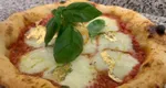 Prima pizza cu foiţă de aur în Italia, făcută de un român. Cât costă şi ce ingrediente conţine