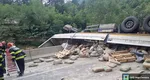 Trafic blocat pe Defileul Jiului după ce un TIR cu ciment s-a răsturnat