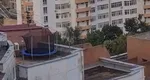 Imagini de noaptea minții! Trambulină pentru copii, montată pe acoperișul unui bloc cu 17 etaje