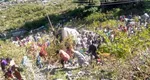 Un autobuz şcolar plin cu elevi s-a prăbușit într-o râpă, 11 copii au murit. Imaginile de la locul accidentului au făcut înconjurul lumii