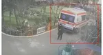 VIDEO Bătrână lovită de ambulanţă. Şoferul mergea cu spatele şi nu s-a asigurat IMAGINI şocante