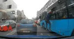 VIDEO Momentul amuzant când un tânăr sare pe geamul unui autobuz STB. Nu se ştie dacă fugea de controlori sau se plictisise în aglomeraţie