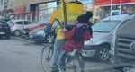 Fotografia virală cu un curier Glovo! Bărbatul își duce copilul la școală în timp ce transportă mâncare pe bicicletă: „Erou adevărat! Îți dau lacrimile când vezi așa poză!”