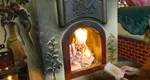 O femeie a sărbătorit Crăciunul aprizând focul în şemineu cu bonurile valorice ale soţului