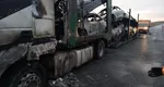 Incendiu pe autostradă, în apropiere de Arad. O platformă care transporta opt mașini a luat foc
