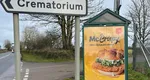 McDonald’s acceptă să îndepărteze o reclamă la McCrispy amplasată lângă semnul care indică prezenţa unui crematoriu VIDEO