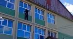 Caz revoltător la un liceu din Suceava! Elev cu dizabilități, provocat să sară de la etajul doi pentru o pungă de pufuleți