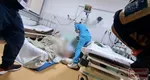 O femeie care cântăreşte aproape 250 de kilograme, batjocorită de cadrele medicale din Dorohoi după ce a căzut şi s-a lovit la genunchi. A fost lăsată să aştepte cu orele în autospeciala ISU pentru că spitalele au refuzat să o preia