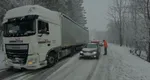 Restricții de trafic pe mai multe drumuri din cauza ninsorilor și a vântului. Zeci de copaci doborâți în Capitală. Căderi de pietre pe Valea Oltului
