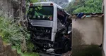 Accident grav în Italia. Un autocar s-a prăbușit într-o prăpastie, după care a intrat într-o casă. Șoferul a murit pe loc