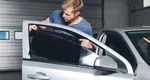 Un șofer român a câștigat în instanță dreptul de a avea autocolante pe geamurile mașinii. Cum a reușit să convingă judecătorii