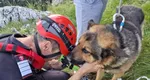 Imagini emoționante surprinse în Neamț! Rex a rupt inimile pompierilor care l-au salvat. În ce condiții a fost găsit ciobănescul german