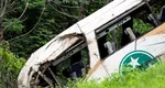 Accident grav, 17 morţi după ce frânele au cedat şi autobuzul s-a prăbuşit într-o râpă