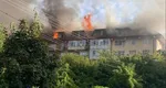 VIDEO Incendiu puternic la un bloc din Craiova. Focul s-a extins la alte trei blocuri vecine. Un bărbat a suferit arsuri la nivelul mâinilor