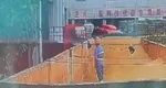 Imagini șocante surprinse într-o fabrică de bere! Un muncitor a urinat direct într-un container. Cum se numește băutura care se găsește pe rafturile supermarket-urilor din România