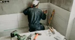 Un român reclamat pentru că a deranjat vecinii cu zgomotul lucrărilor de renovare a apartamentului a scăpat de amendă în instanţă. Detaliul care l-a salvat