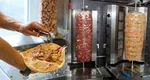 Ce fac șaormeriile cu carnea de kebab rămasă după închidere. Un fost angajat a deslușit „misterul”