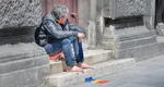 Povestea sfâșietoare a lui Ilie, un român de 63 de ani care trăiește sub cartoane, într-o gară din Germania. Și-a pierdut familia, casa și a ajuns pe străzi. Imploră mila trecătorilor