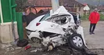 Un şofer începător cu BMW a făcut „acordeon” o maşină parcată lângă un stâlp