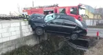 Accidente mortale pe mai multe drumuri din România. O șoferiță a rămas suspendată cu mașina pe gardul unei gospodării, după ce a lovit un cal
