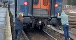 Situațiile de criză nasc români inventivi! Sătui să aștepte, mai mulți călători au coborât din trenul blocat în gara din Predeal și au început să împingă locomotiva
