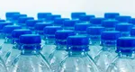 Apa îmbuteliată conține de 100 de ori mai multe particule de plastic decât se credea. Cât plastic ingerăm când bem apă