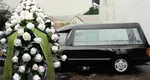 Înmormântare amânată după ce sicriul cu persoana decedată s-a pierdut pe ultimul drum. Șoferul dricului s-a împotmolit în nămeți