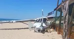 VIDEO Accident fatal pe o plajă din Mexic. Un bărbat a decedat după ce un avion de mici dimensiuni s-a prăbuşit peste el