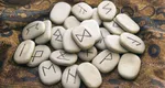 Horoscop săptămânal RUNE pe ZODII, 19-25 februarie 2024. EIWAZ inversată aduce putere pentru TAUR, DAGAZ aduce trezirea sprituală pentru GEMENI