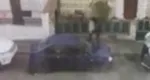 Scene șocante în București. O femeie a fost agresată pe stradă de un bărbat, care ulterior s-a urcat pe mașina în care ea se baricadase și i-a spart parbrizul cu picioarele