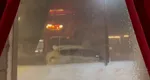 VIDEO Furtună de zăpadă în martie. Un viscol de cod roşu a paralizat staţiunile şi a lăsat localităţi întregi fără curent