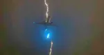 Momentul în care un avion este lovit de fulger la scurt timp de la decolare – VIDEO