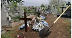 Un bărbat din Iași s-a înarmat cu o lopată și a mers la cimitir să își dezgroape tatăl mort de doi ani! A visat că a fost îngropat de viu