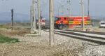 VIDEO Șoferul unei autospeciale de pompieri, la un pas să provoace o tragedie la Cluj. A trecut milimetric prin fața unui tren de călători